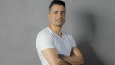 حسن شاكوش يؤدي مناسك العمرة
