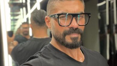 خالد سليم يحلق شعره أمام الجمهور